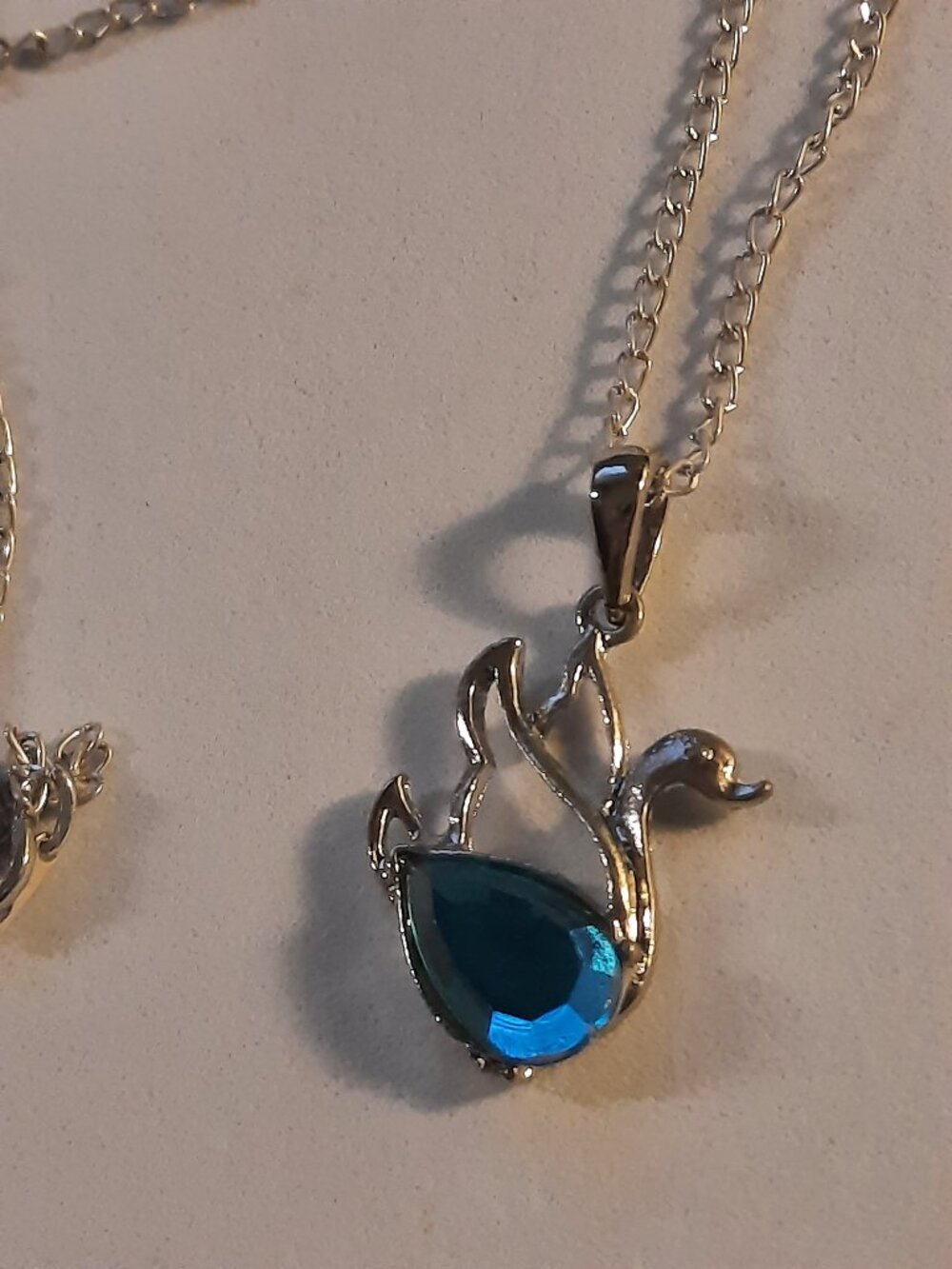 Brand New Pretty Swan necklace